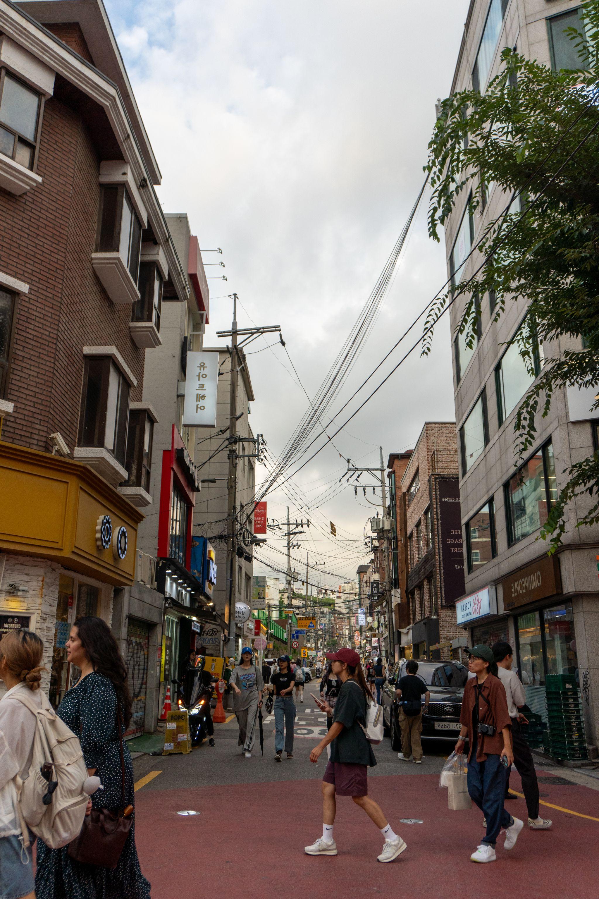 这是韩国一条繁忙的城市街道